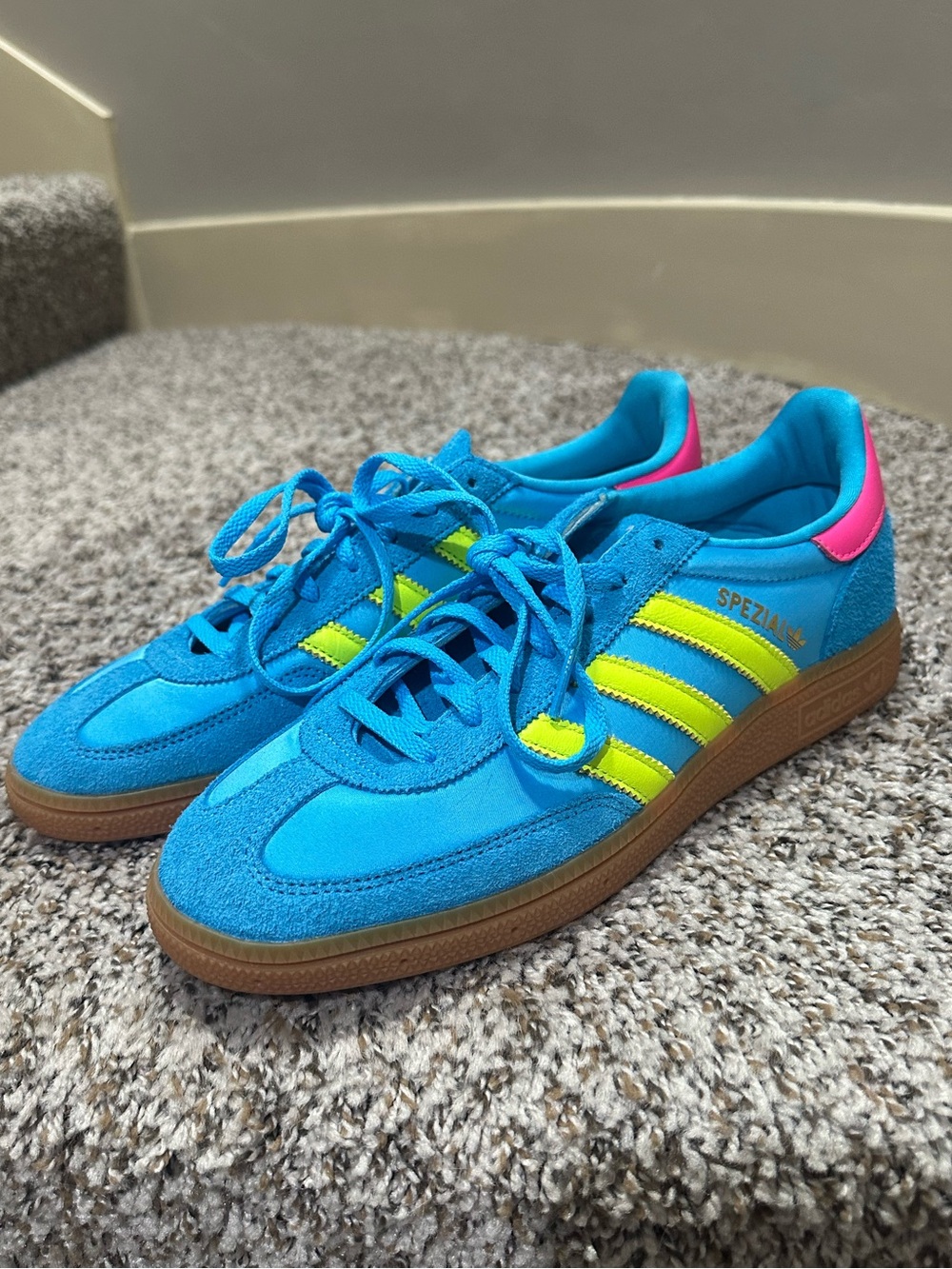 Adidas Handball Spezial Sneakers in sky rush blue with striking solar yellow